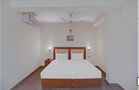 Oyo 75948 Hotel Tushar Continental Ню Делхи Екстериор снимка
