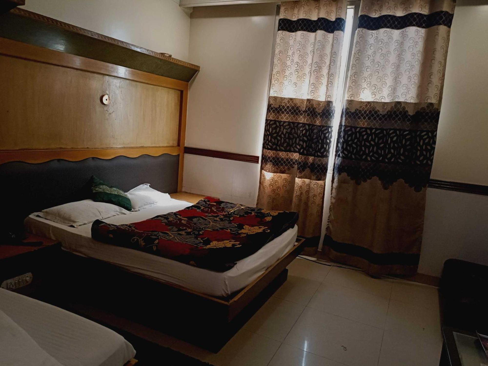 Oyo 75948 Hotel Tushar Continental Ню Делхи Екстериор снимка