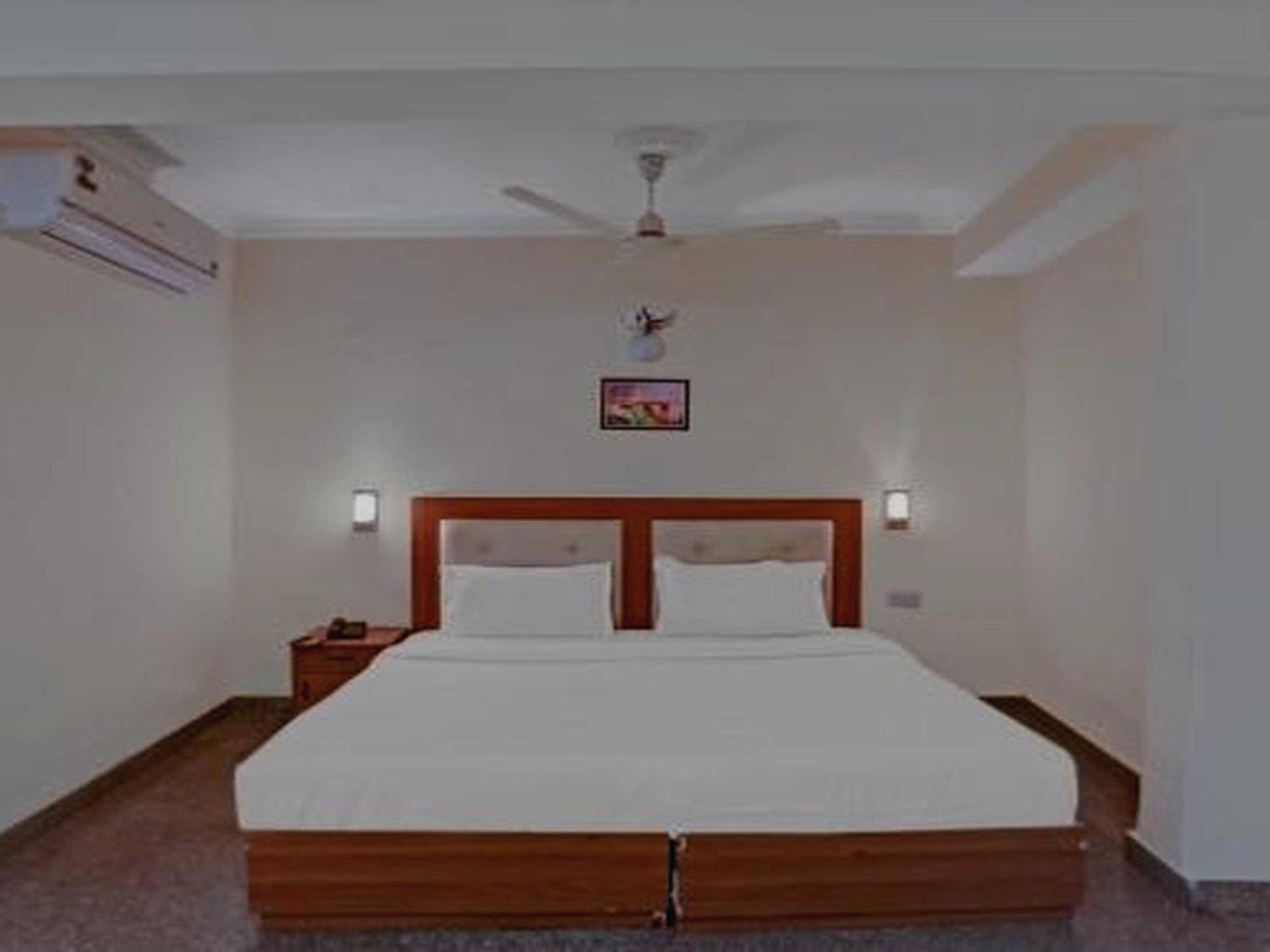 Oyo 75948 Hotel Tushar Continental Ню Делхи Екстериор снимка