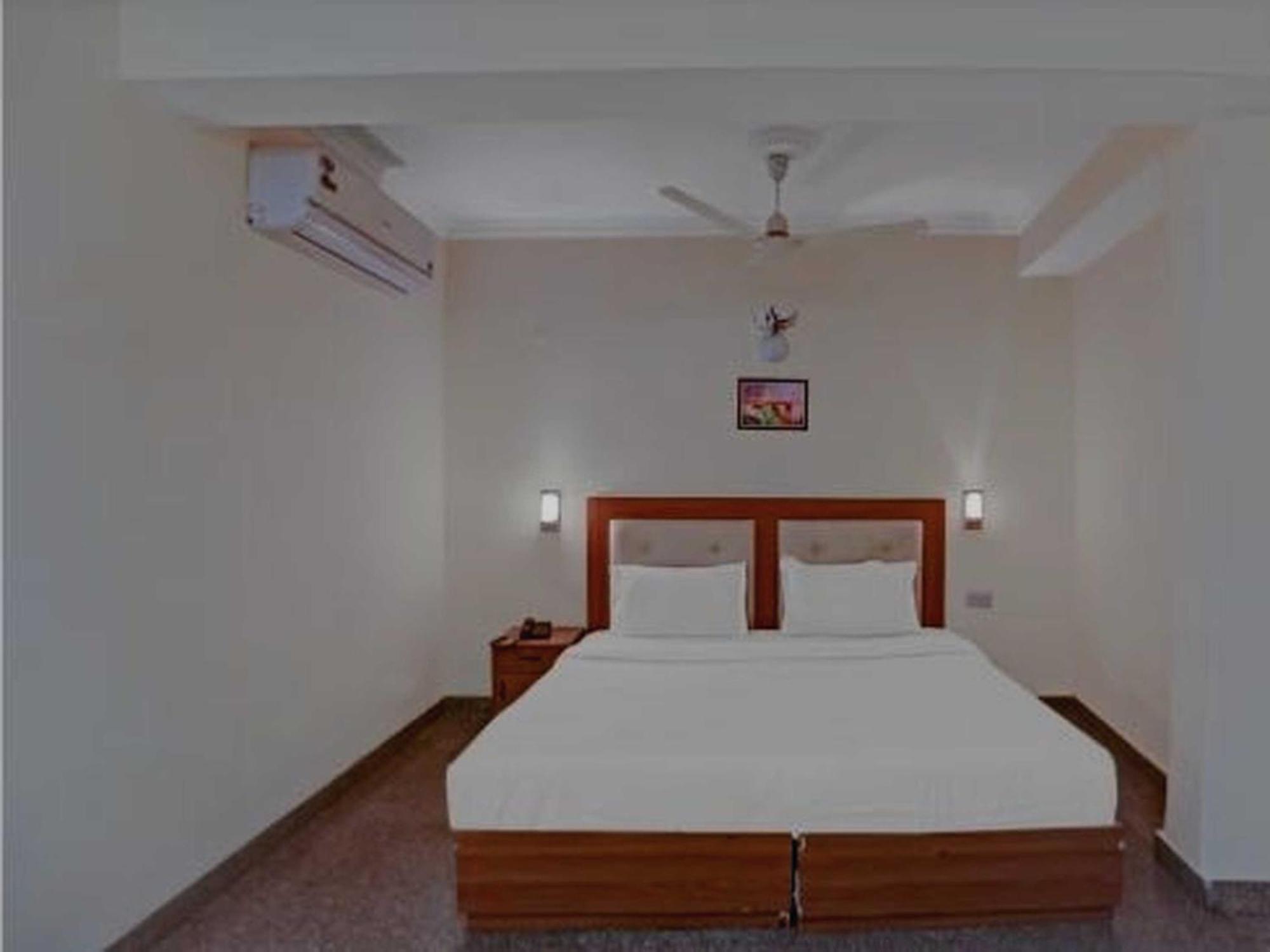 Oyo 75948 Hotel Tushar Continental Ню Делхи Екстериор снимка