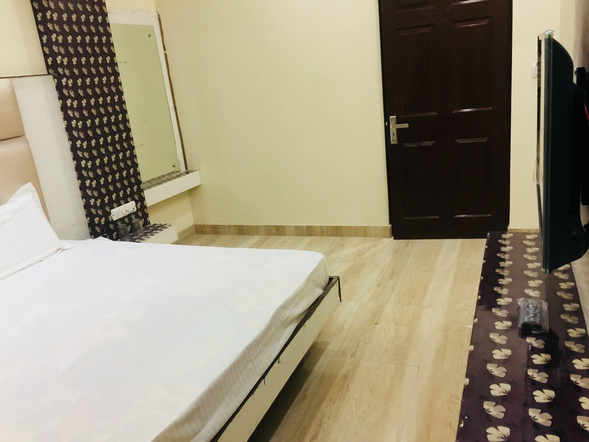 Oyo 75948 Hotel Tushar Continental Ню Делхи Екстериор снимка
